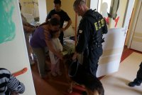 Policjanci spotkali się z małymi pacjentami