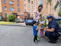 Policjanci i kadeci klas policyjnych bawili i uczyli dzieci w ich święto.
