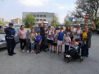 Policjanci i kadeci klas policyjnych bawili i uczyli dzieci w ich święto.