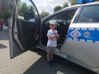 Policjanci i kadeci klas policyjnych bawili i uczyli dzieci w ich święto.