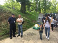 Policjanci i kadeci klas policyjnych bawili i uczyli dzieci w ich święto.