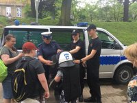 Policjanci i kadeci klas policyjnych bawili i uczyli dzieci w ich święto.