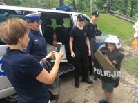 Policjanci i kadeci klas policyjnych bawili i uczyli dzieci w ich święto.
