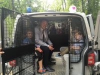 Policjanci i kadeci klas policyjnych bawili i uczyli dzieci w ich święto.