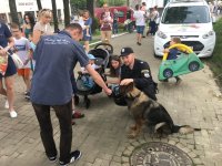 Policjanci i kadeci klas policyjnych bawili i uczyli dzieci w ich święto.