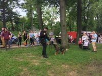 Policjanci i kadeci klas policyjnych bawili i uczyli dzieci w ich święto.
