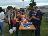 Policjanci i kadeci klas policyjnych bawili i uczyli dzieci w ich święto.