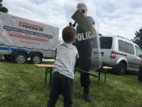 Policjanci i kadeci klas policyjnych bawili i uczyli dzieci w ich święto.