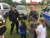 Policjanci i kadeci klas policyjnych bawili i uczyli dzieci w ich święto.