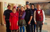 Policjanci z KMP w Bielsku-Białej i aktorzy Teatru Lalek Banialuka podczas Dnia Dziecka 2019