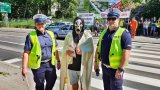 Policjant i policjanta wraz z uczniem przebranym za kostuchę