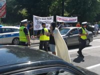 Policjanci i uczestnicy akcji podczas kontroli pojazdu