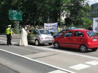 Policjant kontroluje trzeźwość kierującego pojazdem