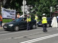 Policjant kontroluje trzeźwość kierującego pojazdem