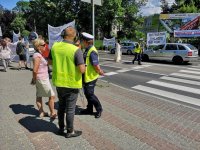 Policjanta z ruchu drogowego z dyrektor Zespołu Szkół Samochodowych i Ogólnokształcących w Bielsku-Białej i redaktorem Radia Bielsko
