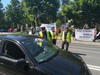 Policjant podchodzi do kierowcy w celu zbadania stanu trzeźwości