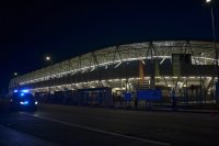 Radiowóz przejeżdża zamkniętą ulicą Żywiecką przy Stadionie Miejskim w Bielsku-Białej.