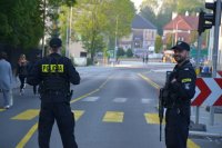 Policjanci z długą bronią zabezpieczają rejon wokół Stadionu Miejskiego w Bielsku-Białej.