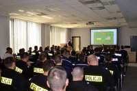 Policjanci podczas odprawy służbowej do jednego z meczy.