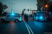 Policja i Straż Pożarna zabezpiecza zamknięte skrzyżowania.