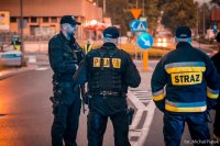 Policjanci i strażacy w rejonie stadionu miejskiego.