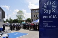 zdjęcie przedstawia przemawiającego wojewodę śląskiego, w tle znajdują się pozostałe osoby biorące udział w uroczystości