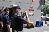 na zdjęciu trębacz oraz dwaj policjanci prowadzący uroczystość