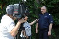 na zdjęciu komendant katowickiej komendy wojewódzkiej udzielający wywiadu dla telewizji