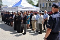 na zdjęciu policjant przed złożeniem meldunku oraz zaproszeni goście