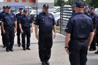 na zdjęciu policjant składający meldunek komendantowi wojewódzkiemu policji oraz osoby biorące udział w uroczystości