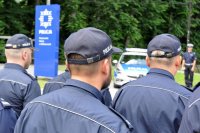 na zdjęciu umundurowani policjanci biorący udział w uroczystości