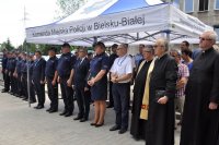 na zdjęciu księża, policjanci i pozostałe osoby biorące udział w uroczystości