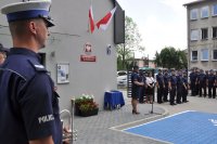 na zdjęciu policjantka podczas przemówienia oraz policjanci biorący udział w uroczystości