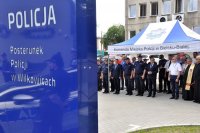 na zdjęciu policjanci, księża oraz pozostali goście biorący udział w uroczystości