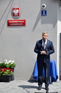 na zdjęciu wojewoda śląski podczas przemówienia