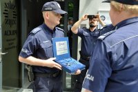 na zdjęciu kierownik posterunku z symbolicznym kluczem