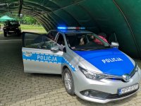Uczestnicy pikniku w Jaworzu oglądają policyjny radiowóz.