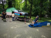 Uczestnicy pikniku przy symulatorze dachowania.