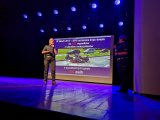 Policjantki prezentują informacje o wypadkach drogowych.
