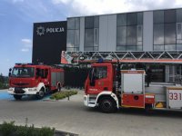 Wozy Państwowej Straży Pożarnej przed Komendą Miejską Policji w Bielsku-Białej.