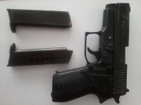 Pistolet gazowy wraz z amunicją zabezpieczony przez policjantów.