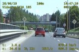 Widok samochodu przekraczającego prędkość z policyjnego wideo-rejestratora.