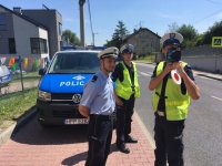 Policjanci mierzą prędkość przy użyciu radaru.