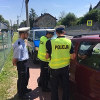 Policjanci rozmawiają z kierowcą kontrolowanego pojazdu.