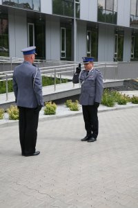 Dowódca uroczystości podinsp. Marcin Bębenek składa meldunek Zastępcy Komendanta Wojewódzkiego Policji w Katowicach, insp. Piotrowi Kuci.