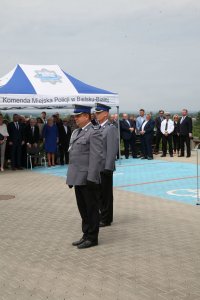 Zastępca Komendanta Wojewódzkiego Policji w Katowicach, insp. Piotr Kucia wita się z policjantami.
