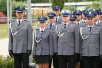Awansowani policjanci stoją w szeregu.