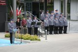 Komendant KMP Bielsko-Biała, w tle pododdział kadry kierowniczej.