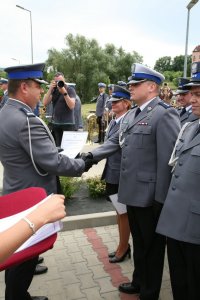Policjanci podczas wręczania aktów mianowania na wyższe stopnie.
