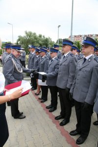 Policjanci podczas wręczania aktów mianowania na wyższe stopnie.
